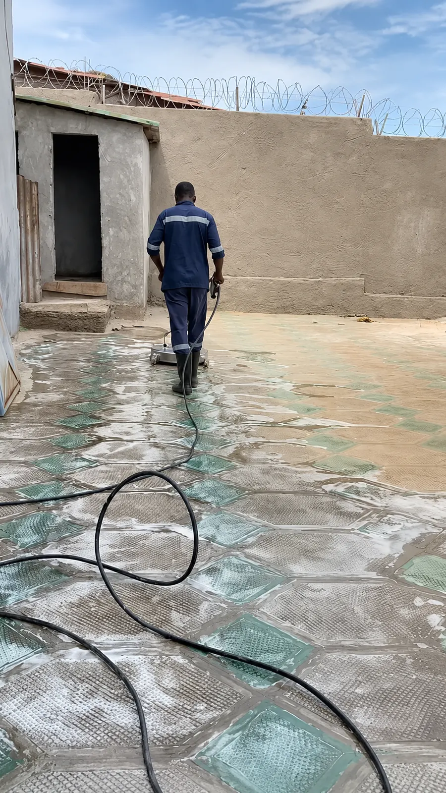 Nettoyage haute pression de dallettes à Conakry