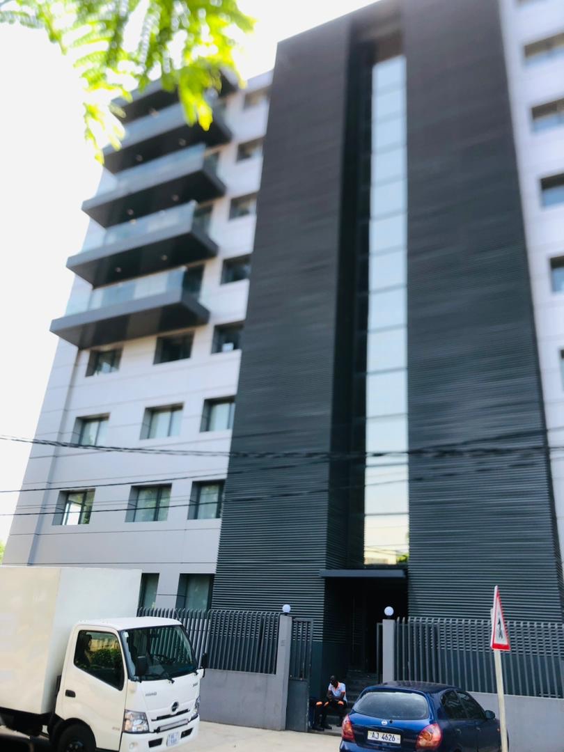 Nettoyage professionnel d’un immeuble R+7 à Conakry