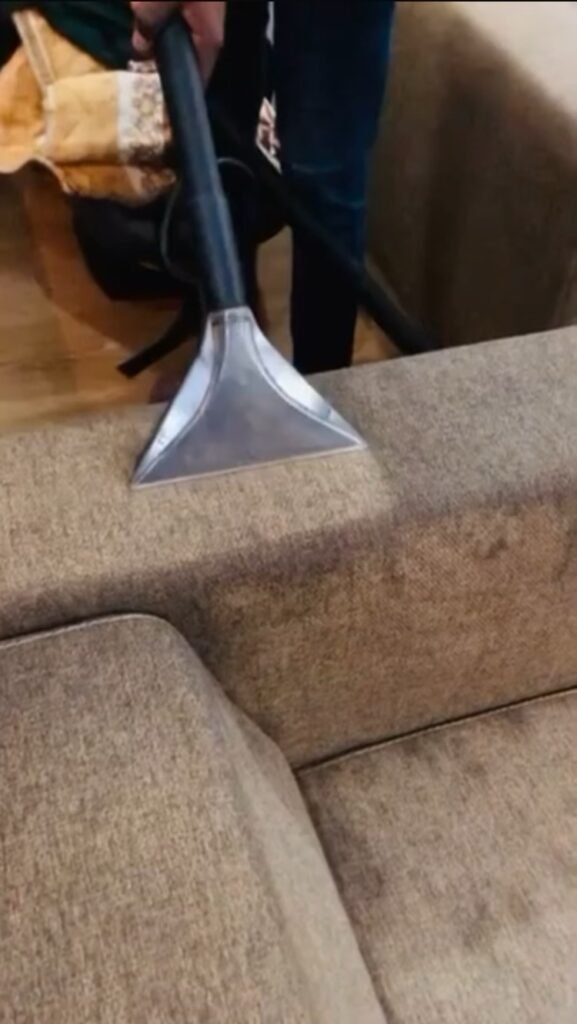 Nettoyage de fauteuil à Conakry par OSD Multinettoyage avec injecteur-extracteur